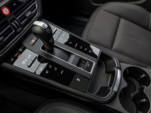 Certified 2025 Porsche Macan image 34