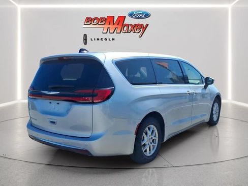 Used 2023 Chrysler Pacifica Touring-L FWD image 4