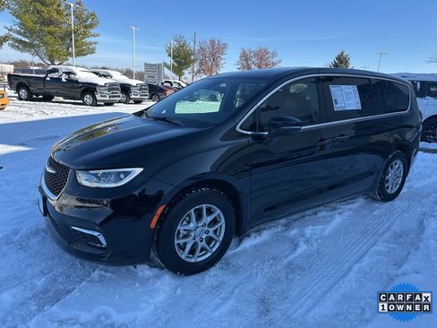 Used 2025 Chrysler Pacifica Select image 14