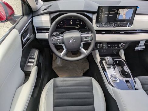 New 2025 Mitsubishi Outlander SE image 17
