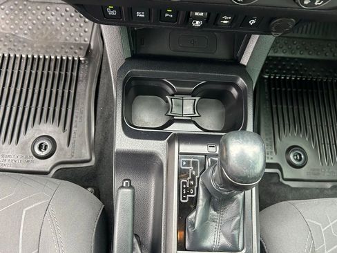 Used 2018 Toyota Tacoma TRD Off-Road w/ Technology Package image 19