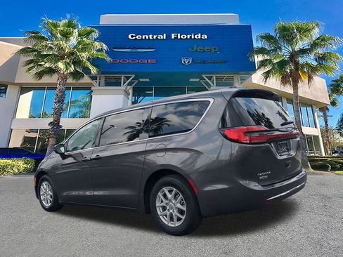 Used 2023 Chrysler Pacifica Touring-L image 7