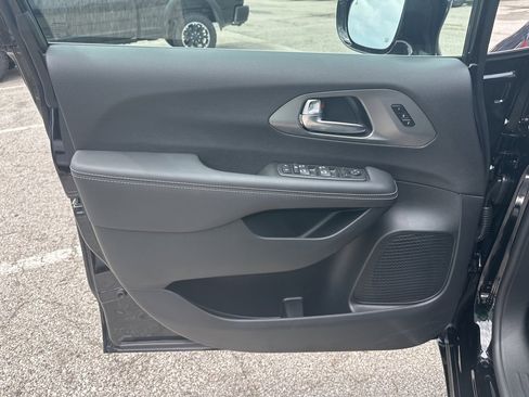 New 2025 Chrysler Pacifica Select w/ Uconnect Theater Family Group image 61