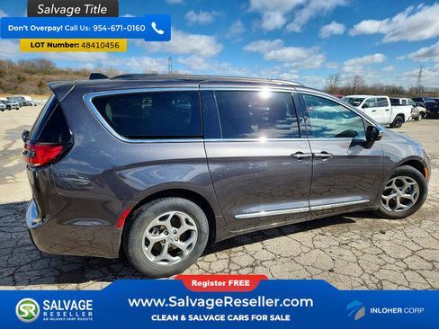 Used 2023 Chrysler Pacifica Limited w/ Uconnect Theater Family Group image 4