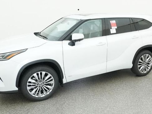 New 2026 Toyota Highlander Platinum AWD/4WD image 2