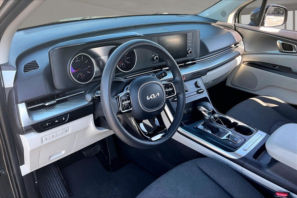 Used 2024 Kia Carnival LX FWD image 16