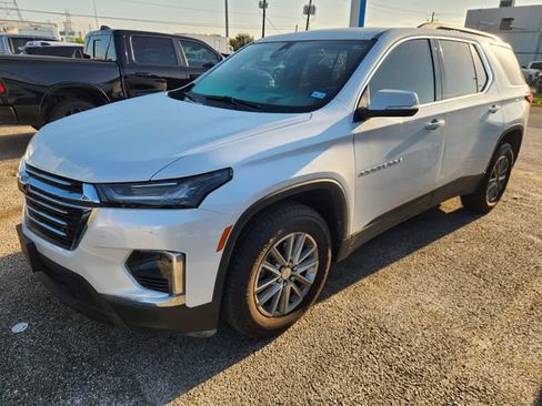 Used 2023 Chevrolet Traverse LT FWD image 2