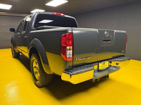 Used 2010 Nissan Frontier SE image 4