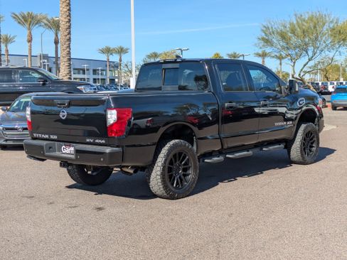 Used 2022 Nissan Titan SV w/ SV Convenience Package image 3