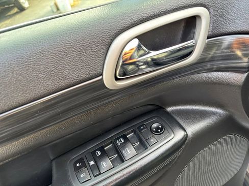 Used 2021 Jeep Grand Cherokee Laredo image 16