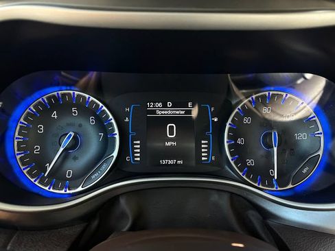 Used 2017 Chrysler Pacifica Touring FWD image 13