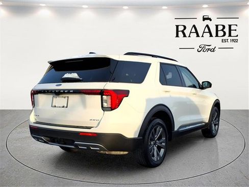 Used 2025 Ford Explorer Active w/ Active Comfort Package image 11