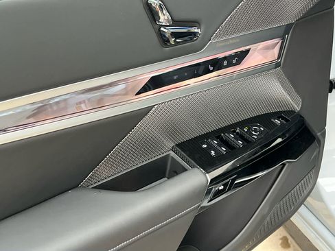 Used 2025 BMW 760i xDrive w/ Premium Package image 15