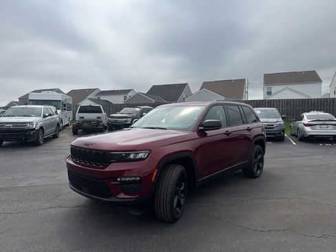 Used 2023 Jeep Grand Cherokee Limited w/ Black Appearance Package image 45