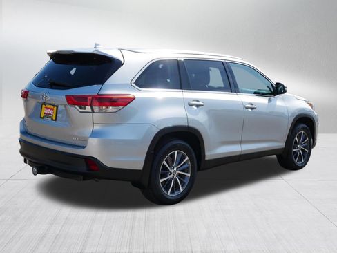 Used 2019 Toyota Highlander XLE AWD/4WD image 7