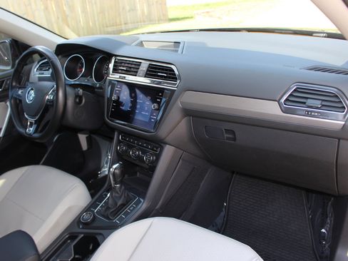 Used 2019 Volkswagen Tiguan SE w/ Panoramic Sunroof Package image 43