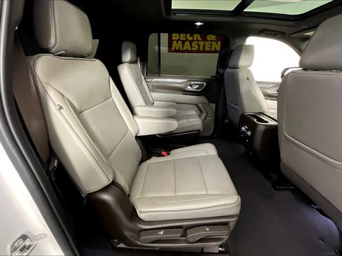 Used 2023 GMC Yukon XL SLT image 13