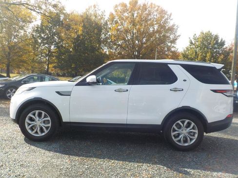 Used 2018 Land Rover Discovery SE image 2
