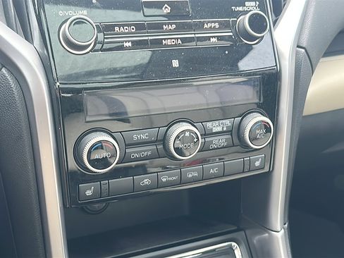 Used 2022 Subaru Ascent Limited w/ Technology Package image 35