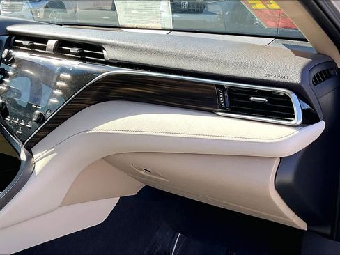 Used 2018 Toyota Camry XLE image 15