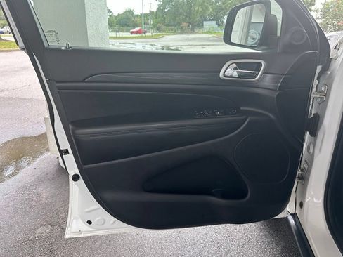 Used 2019 Jeep Grand Cherokee Laredo w/ Laredo X Package RWD image 10