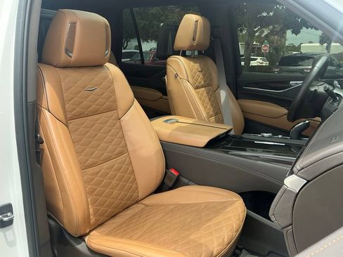 Used 2023 Cadillac Escalade Premium Luxury w/ Performance Package AWD/4WD image 33