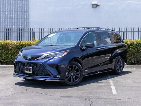 Used 2021 Toyota Sienna XSE FWD image 3