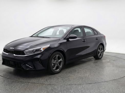 Used 2025 Kia K4 LXS image 3