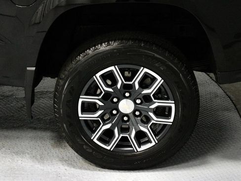 Used 2023 Chevrolet Colorado LT w/ LT Convenience Package II AWD/4WD image 17