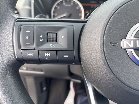Used 2023 Nissan Rogue SV image 18