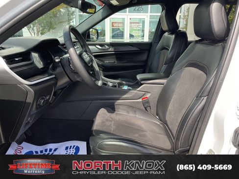 Used 2024 Jeep Grand Cherokee Altitude AWD/4WD image 3
