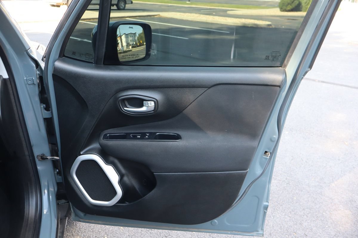 Used 2018 Jeep Renegade Latitude FWD image 26