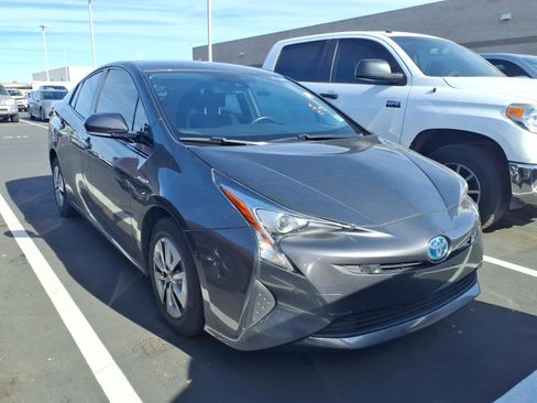 Used 2017 Toyota Prius Three image 2