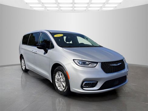 Used 2024 Chrysler Pacifica Touring-L image 5