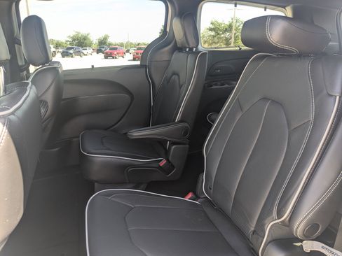 Used 2023 Chrysler Pacifica Limited w/ S Appearance Package image 15