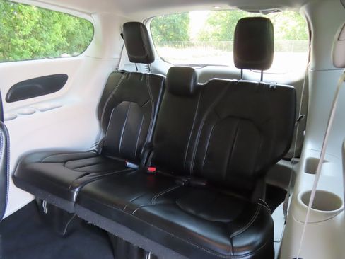 Used 2023 Chrysler Pacifica Touring-L image 31