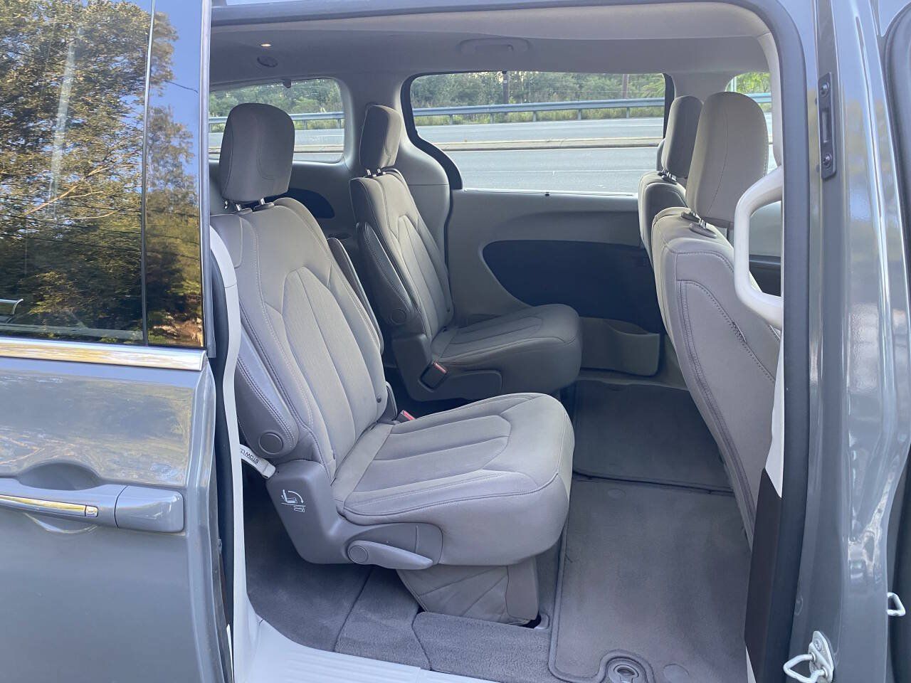 Used 2020 Chrysler Pacifica Touring FWD image 14
