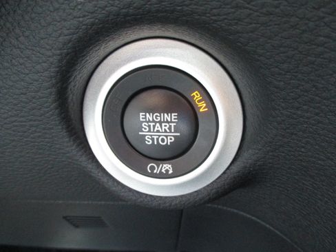 Used 2024 Chrysler Pacifica Limited FWD image 21