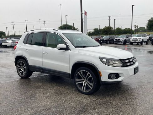 Used 2017 Volkswagen Tiguan SEL FWD image 3