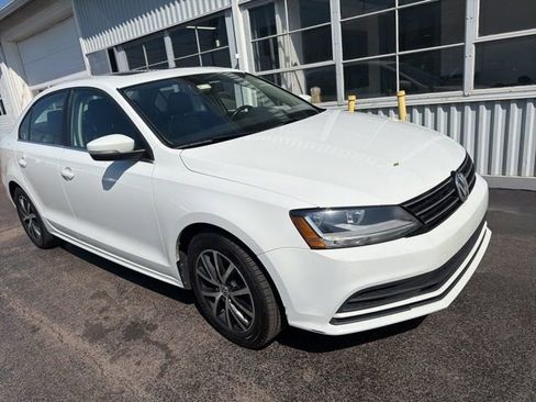 Used 2017 Volkswagen Jetta SE FWD image 3