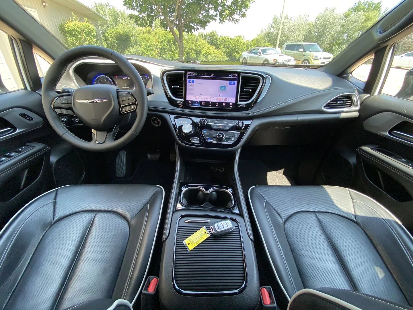 Used 2025 Chrysler Pacifica Limited FWD image 15