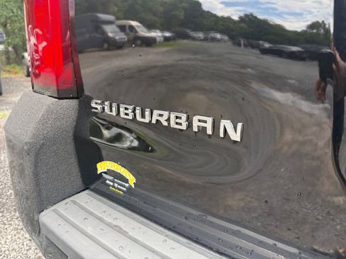 Used 2020 Chevrolet Suburban LT RWD image 16