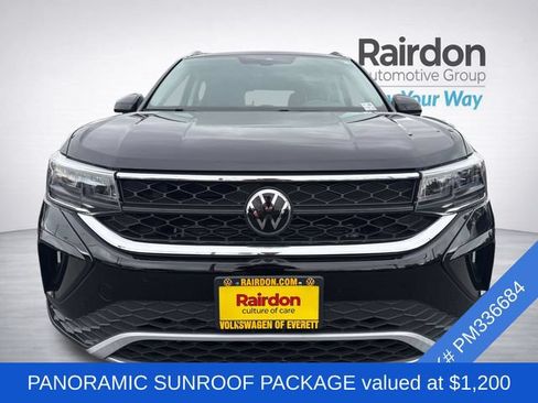 Used 2023 Volkswagen Taos SE w/ Panoramic Sunroof Package AWD/4WD image 2