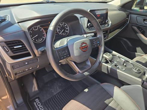 Certified 2025 Nissan Rogue SV AWD/4WD image 10