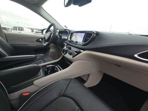 Used 2024 Chrysler Pacifica Limited image 23