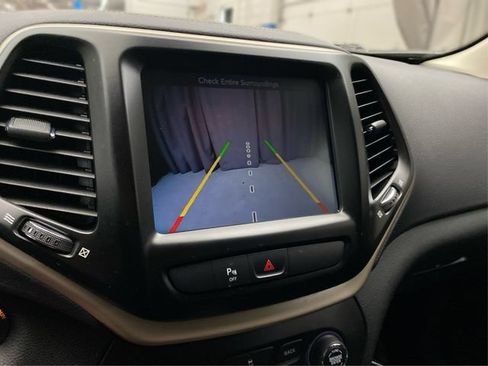 Used 2018 Jeep Cherokee Limited AWD/4WD image 30