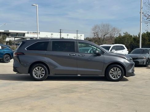 Used 2025 Toyota Sienna XLE image 4