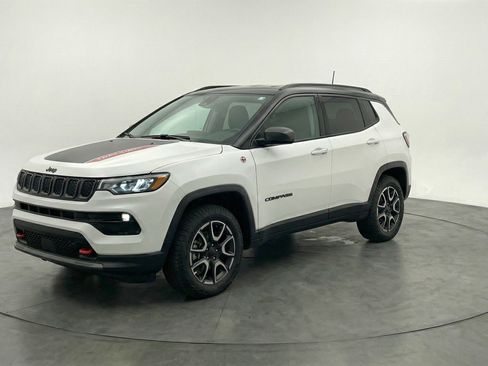 Used 2025 Jeep Compass Trailhawk AWD/4WD image 3