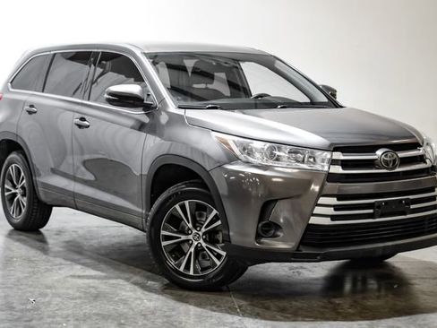 Used 2018 Toyota Highlander LE image 7