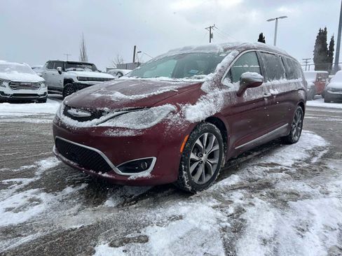 Used 2019 Chrysler Pacifica Limited w/ Tire & Wheel Group image 4